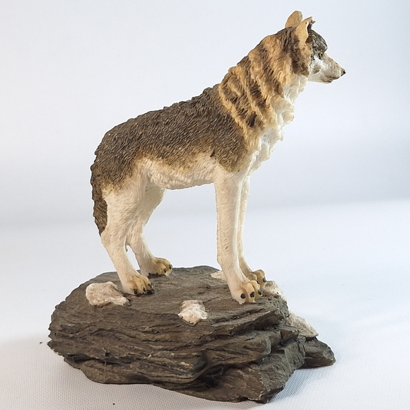 Vintage Lone Wolf Standing On A Rock Sculpture Figurine - Picture 3 of 8